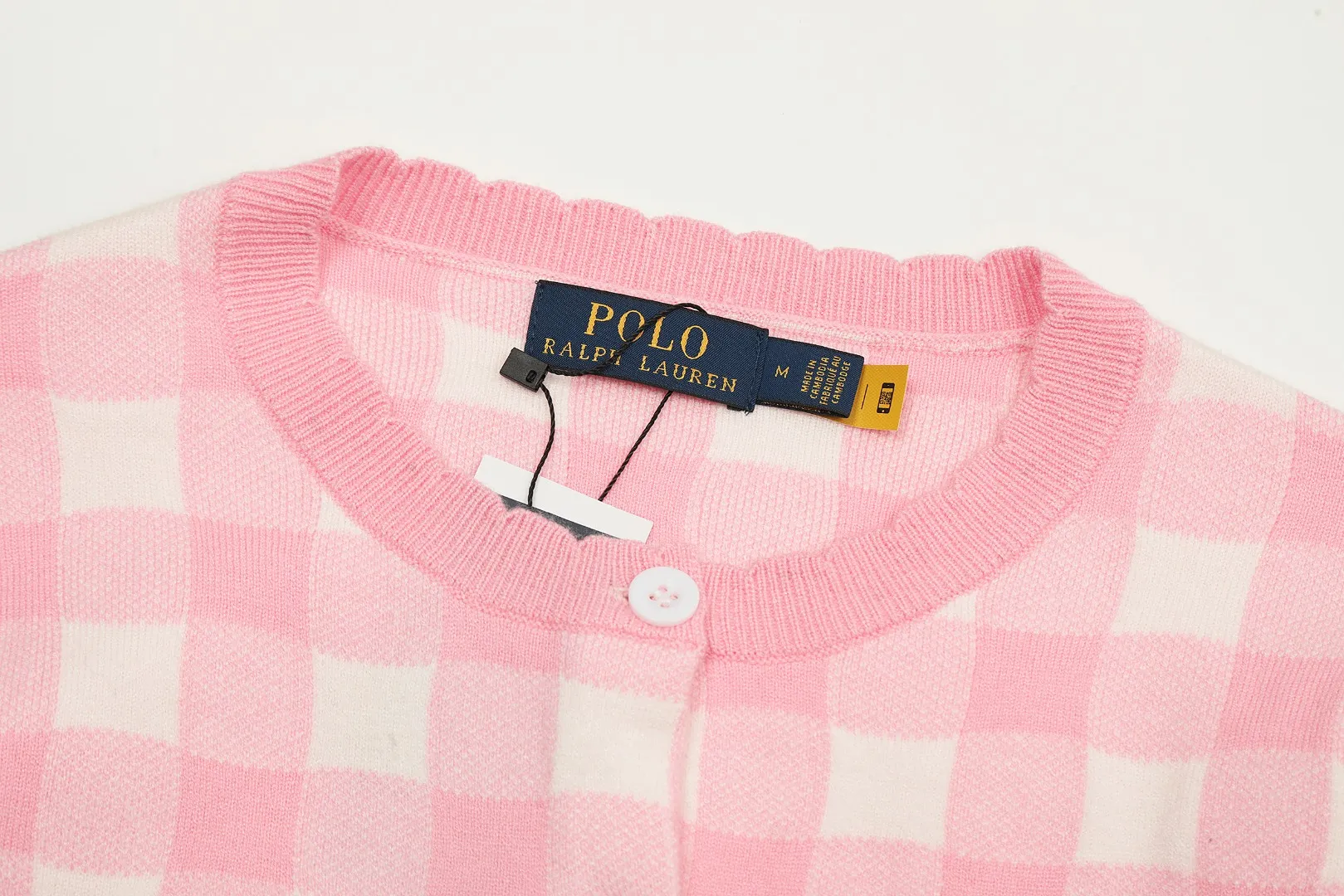 P190 Top quality" Style number: DS015# [Ralph Lauren plaid jacquard basic pony embroidered logo knitted cardigan long sleeves] ✅Ralph Lauren Ralph Lauren classic basic versatile plain plaid jacquard knitted cardigan long-sleeved small jacket ✅Main supplier of platform live broadcast wholesale entities ✅ZP quality 1:1 pattern making Scan the code to enter the GF website Counter quality ✅Detailed quality The only one in Guangzhou Imported quality cotton yarn Mainly high-end Needless to say, cost-effective and good quality. ✅Restore the original version. Loose, comfortable and stress-free. Simple is high-end. Classic is timeless. ✅The upper body is simple and easy to match. A must-have for goddess ootd. Good-looking clothes are never picky. A must-have in the goddess’ wardrobe. Size: S-L. Color: Navy blue. Light blue. Pink. Gray. Yellow. Red.